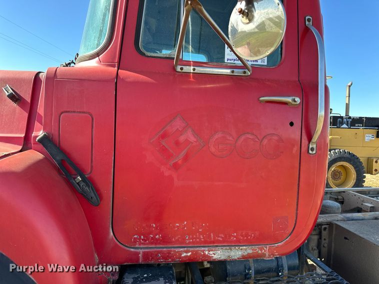 image for item DP8529 1990 Mack  RB690S truck cab and chassis