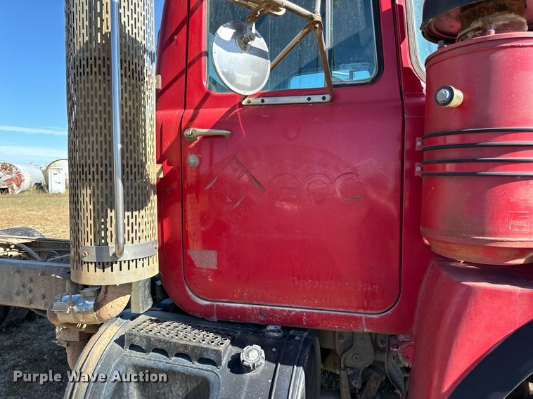 image for item DP8529 1990 Mack  RB690S truck cab and chassis