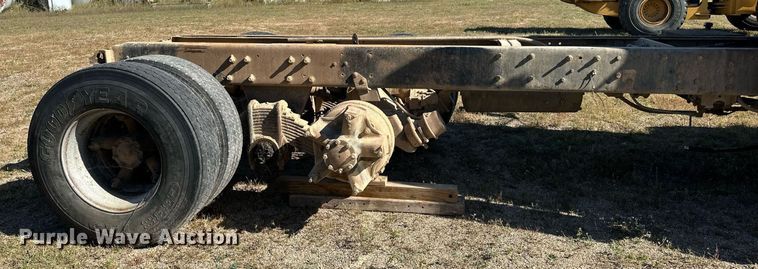 image for item DP8529 1990 Mack  RB690S truck cab and chassis