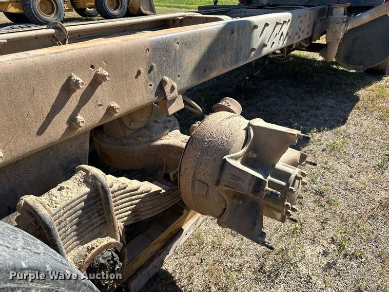 image for item DP8529 1990 Mack  RB690S truck cab and chassis