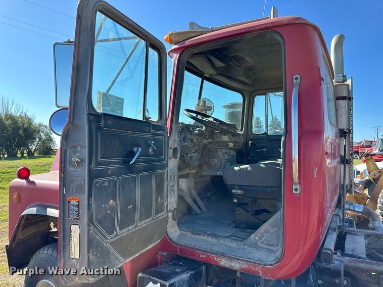 image for item DP8529 1990 Mack  RB690S truck cab and chassis