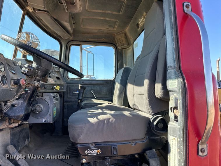 image for item DP8529 1990 Mack  RB690S truck cab and chassis