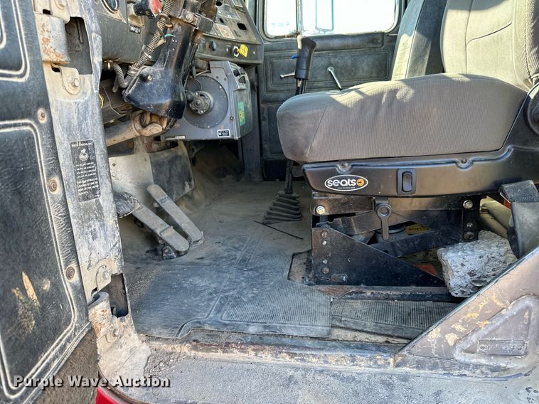 image for item DP8529 1990 Mack  RB690S truck cab and chassis