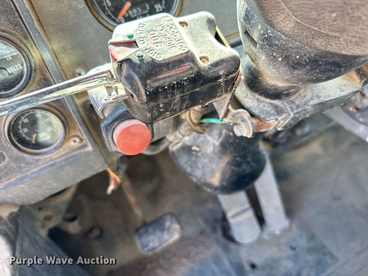 image for item DP8529 1990 Mack  RB690S truck cab and chassis