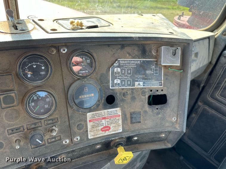 image for item DP8529 1990 Mack  RB690S truck cab and chassis