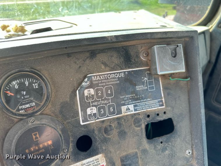 image for item DP8529 1990 Mack  RB690S truck cab and chassis