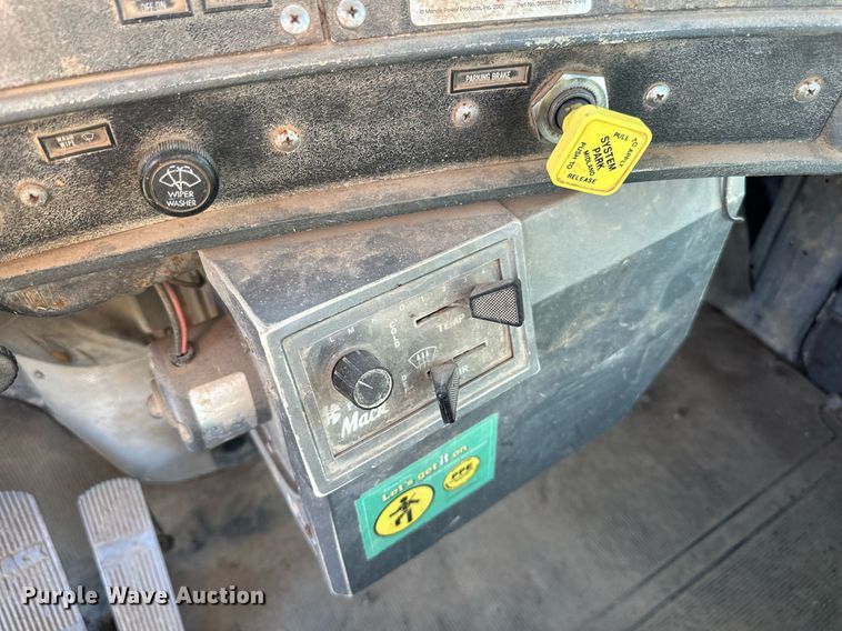 image for item DP8529 1990 Mack  RB690S truck cab and chassis