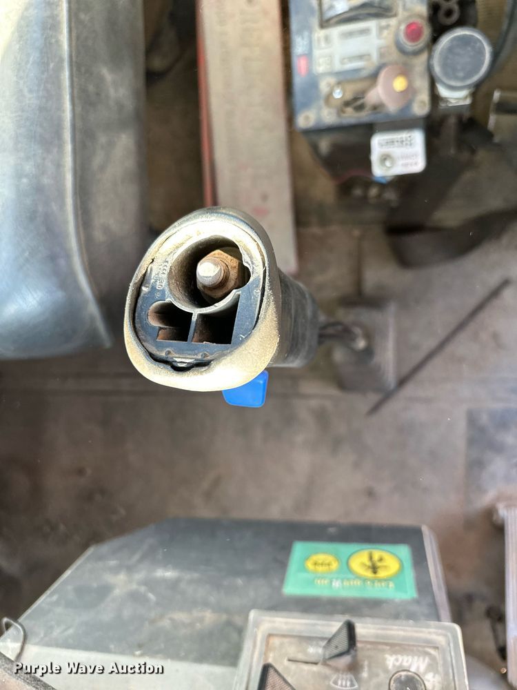 image for item DP8529 1990 Mack  RB690S truck cab and chassis