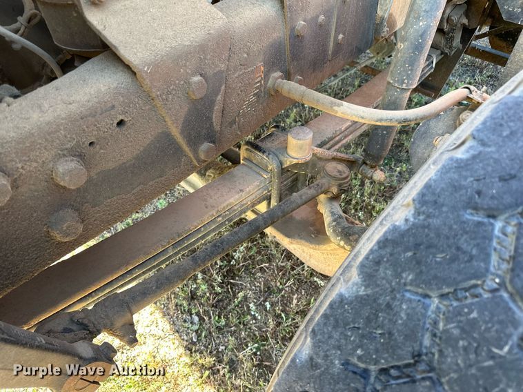 image for item DP8529 1990 Mack  RB690S truck cab and chassis