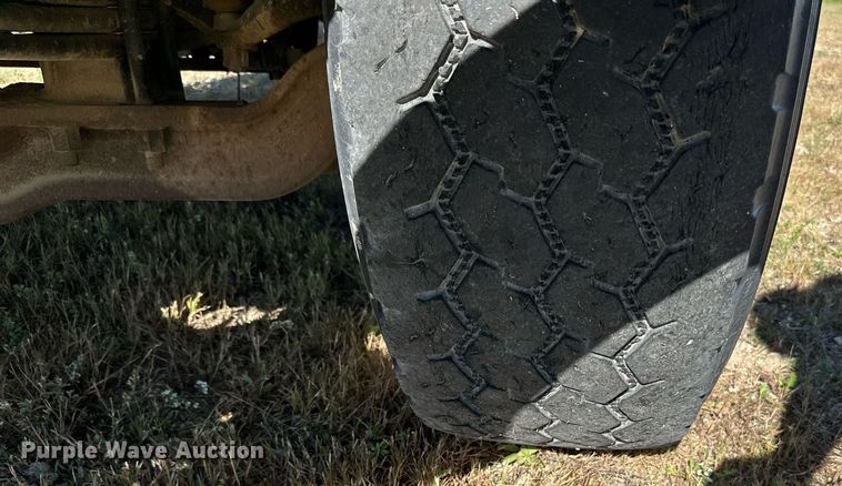 image for item DP8529 1990 Mack  RB690S truck cab and chassis