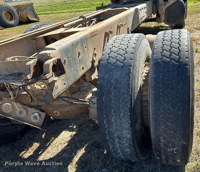 image for item DP8529 1990 Mack  RB690S truck cab and chassis