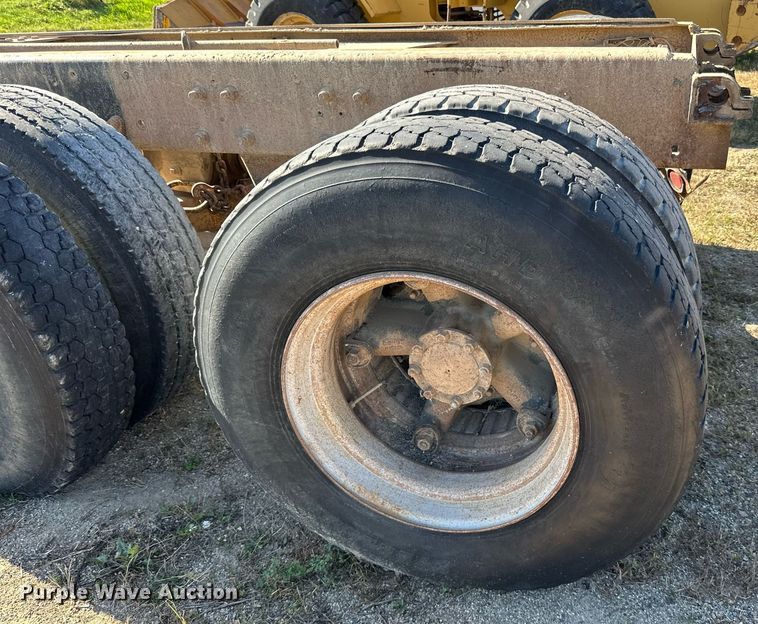 image for item DP8529 1990 Mack  RB690S truck cab and chassis