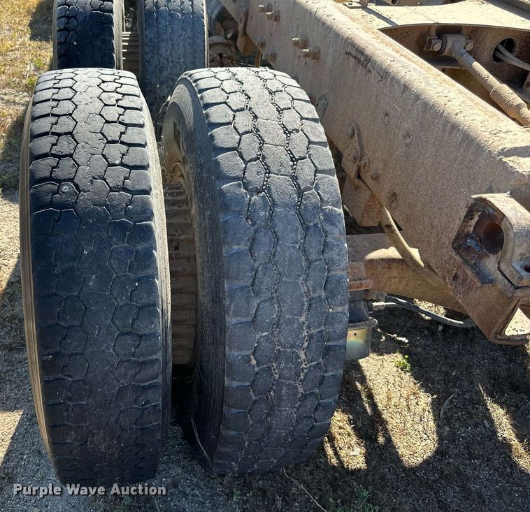 image for item DP8529 1990 Mack  RB690S truck cab and chassis