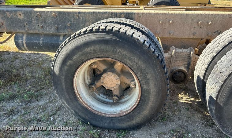 image for item DP8529 1990 Mack  RB690S truck cab and chassis