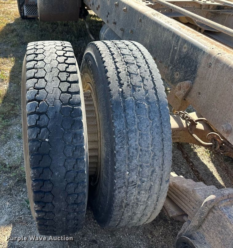 image for item DP8529 1990 Mack  RB690S truck cab and chassis