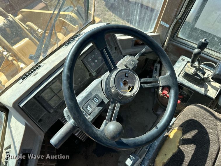 image for item DP8530 1996 Caterpillar  924F wheel loader