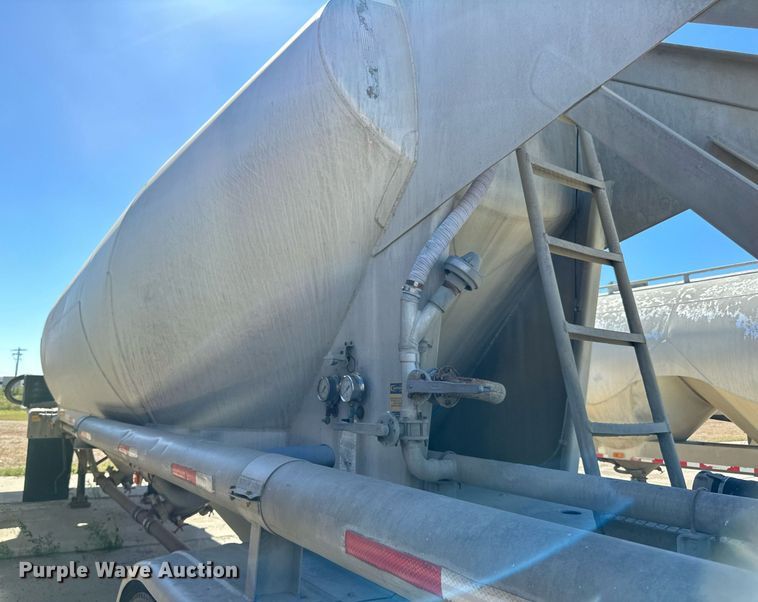 image for item DP8536 1991 Beall  pneumatic dry bulk trailer