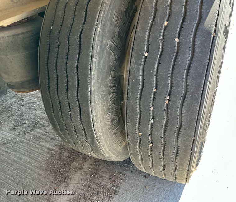 image for item DP8536 1991 Beall  pneumatic dry bulk trailer