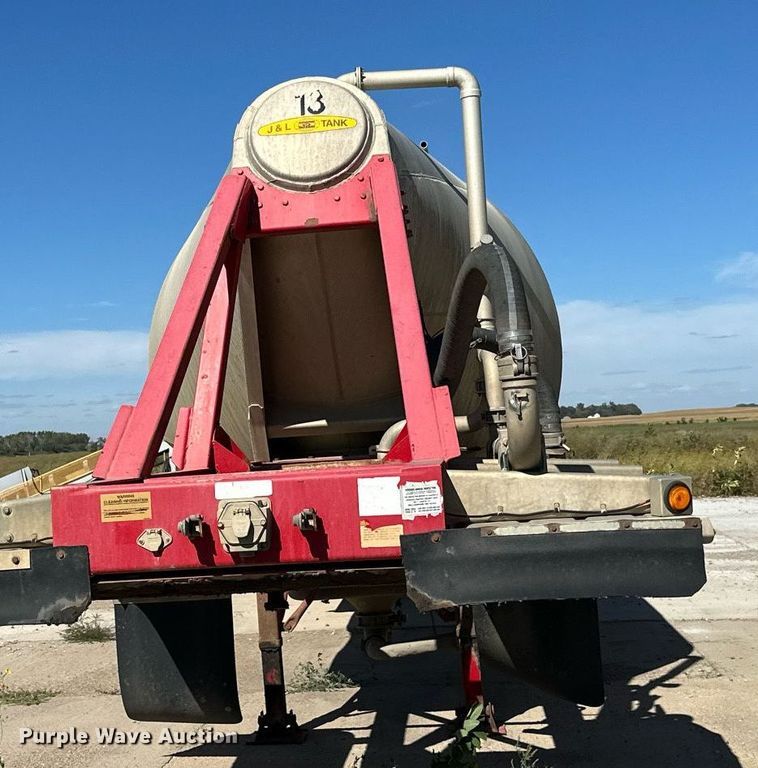 image for item DP8537 2004 Heil pneumatic dry bulk trailer