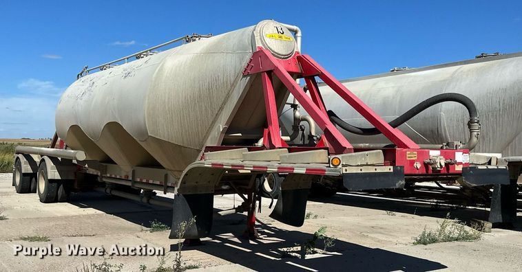 image for item DP8537 2004 Heil pneumatic dry bulk trailer