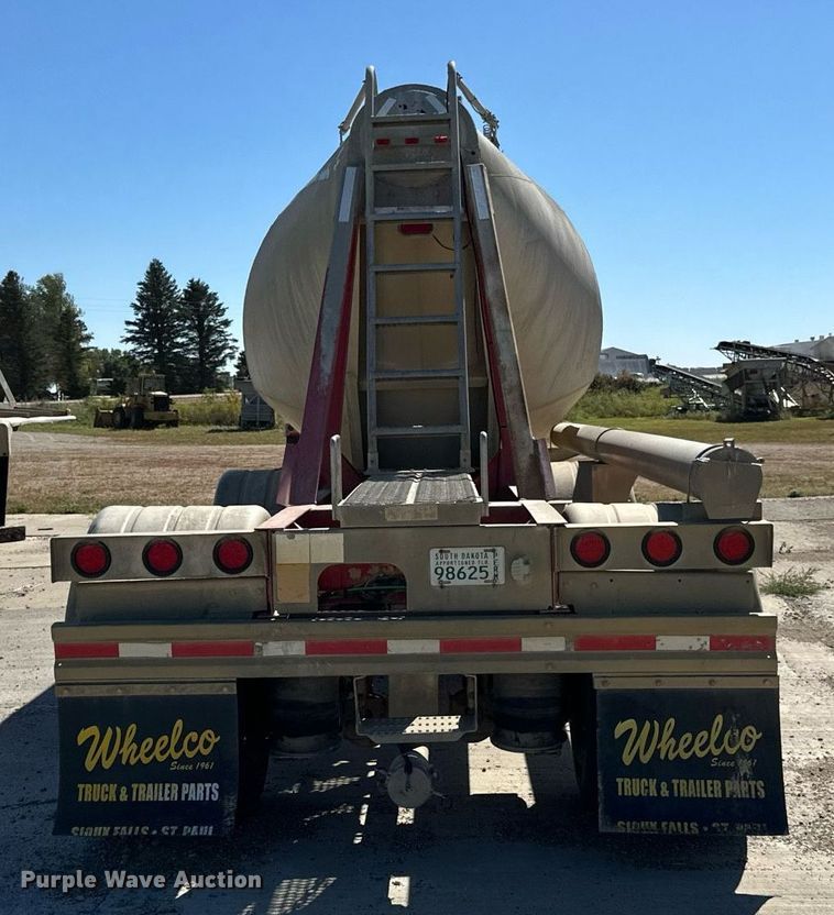 image for item DP8537 2004 Heil pneumatic dry bulk trailer