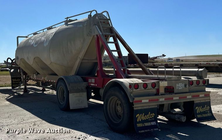 image for item DP8537 2004 Heil pneumatic dry bulk trailer