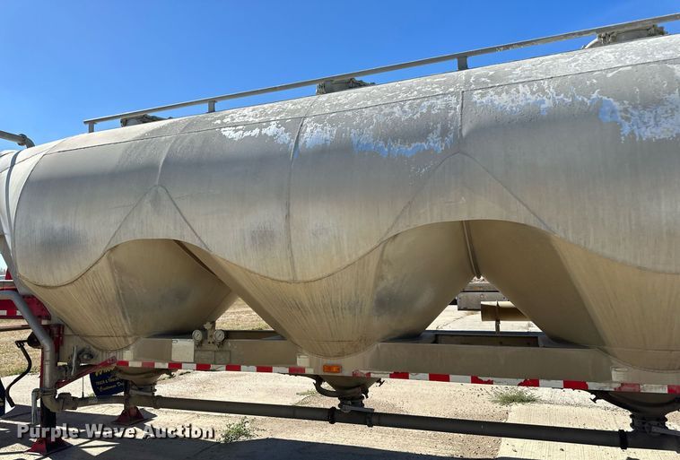 image for item DP8537 2004 Heil pneumatic dry bulk trailer