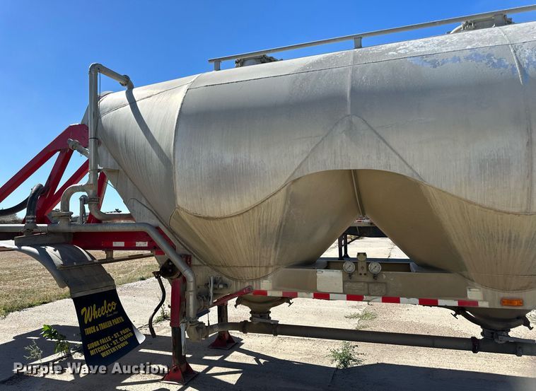 image for item DP8537 2004 Heil pneumatic dry bulk trailer