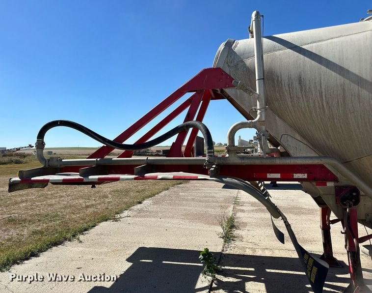 image for item DP8537 2004 Heil pneumatic dry bulk trailer