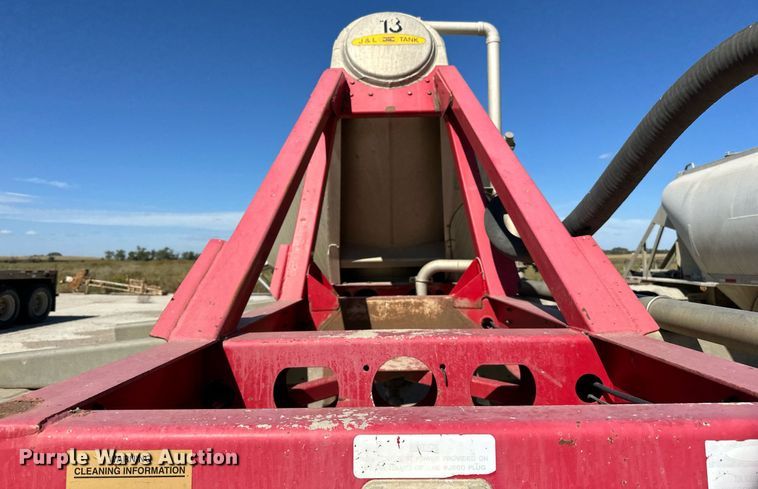 image for item DP8537 2004 Heil pneumatic dry bulk trailer