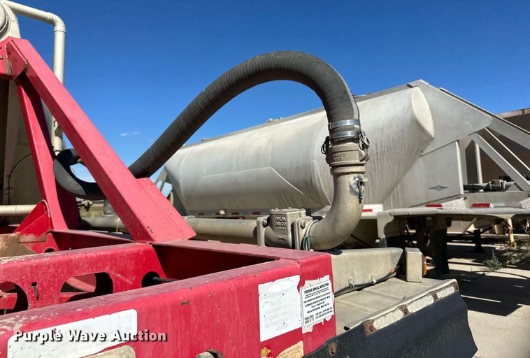 image for item DP8537 2004 Heil pneumatic dry bulk trailer