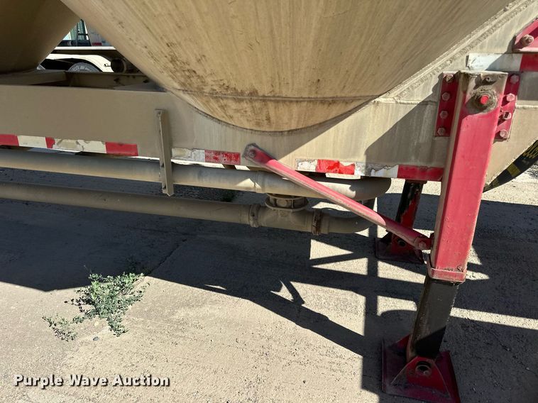 image for item DP8537 2004 Heil pneumatic dry bulk trailer