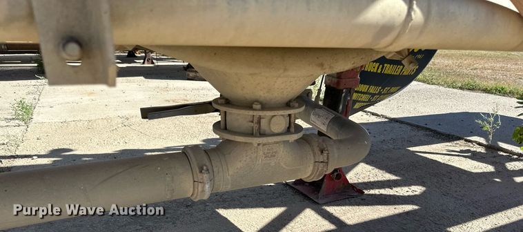 image for item DP8537 2004 Heil pneumatic dry bulk trailer