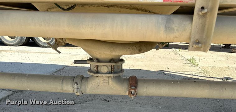 image for item DP8537 2004 Heil pneumatic dry bulk trailer