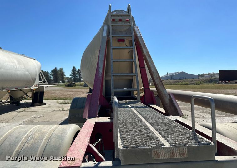 image for item DP8537 2004 Heil pneumatic dry bulk trailer