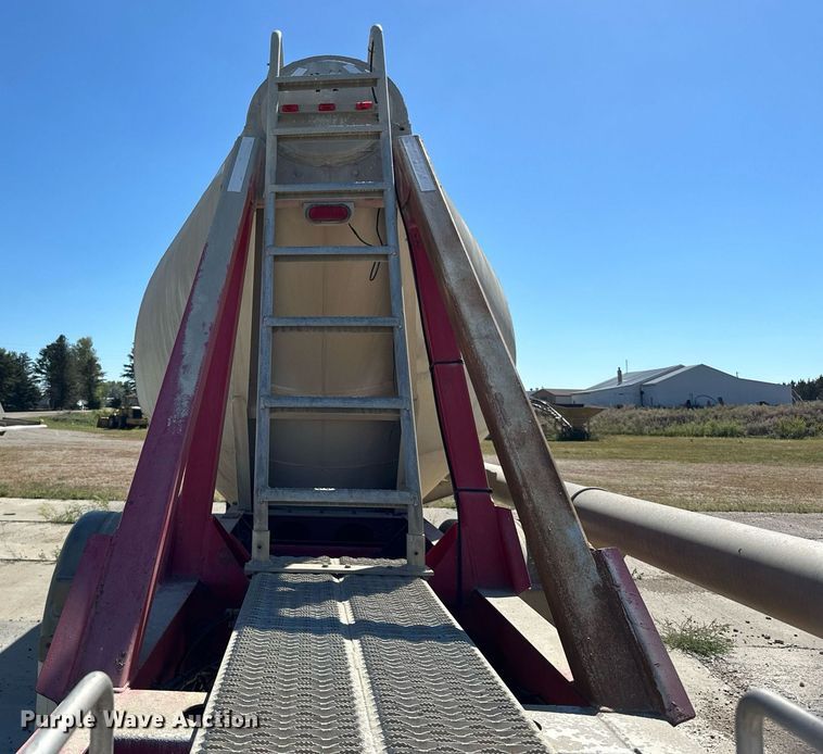 image for item DP8537 2004 Heil pneumatic dry bulk trailer