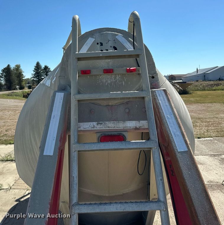 image for item DP8537 2004 Heil pneumatic dry bulk trailer