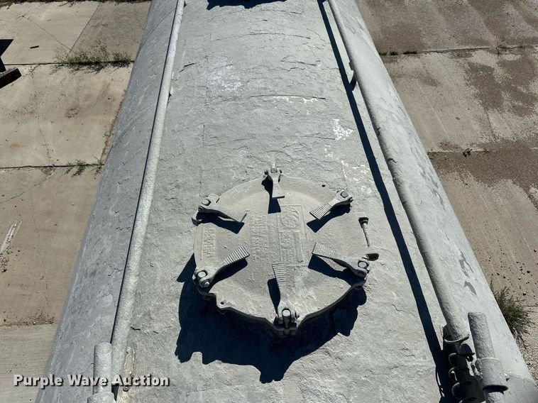 image for item DP8537 2004 Heil pneumatic dry bulk trailer