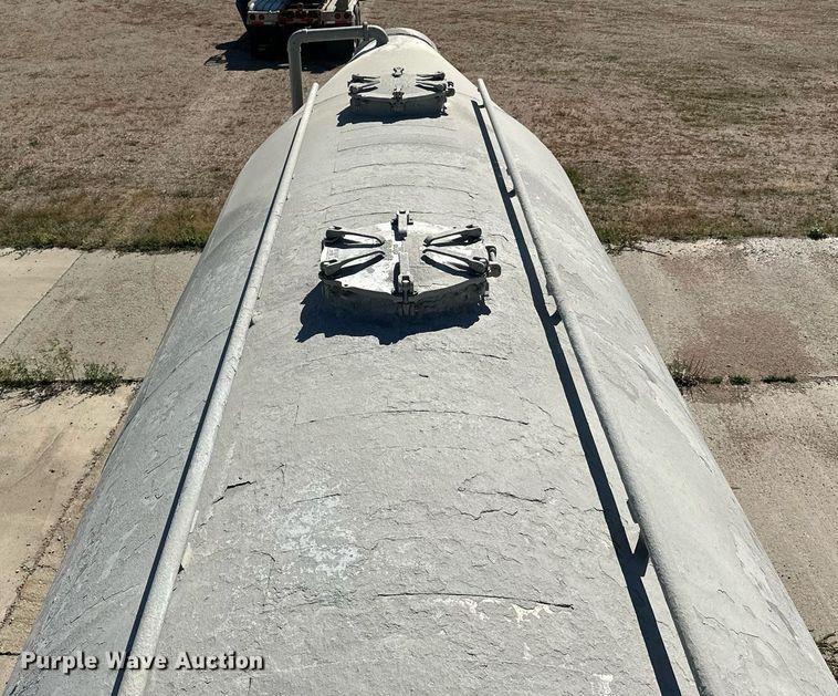 image for item DP8537 2004 Heil pneumatic dry bulk trailer