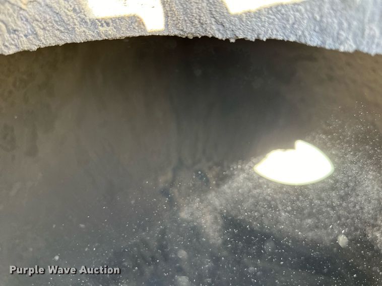 image for item DP8537 2004 Heil pneumatic dry bulk trailer