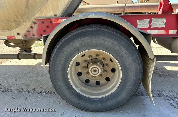 image for item DP8537 2004 Heil pneumatic dry bulk trailer