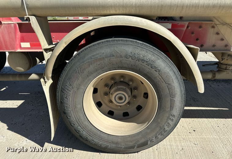 image for item DP8537 2004 Heil pneumatic dry bulk trailer