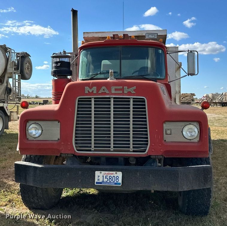 image for item DP8542 1990 Mack RD690S dump truck