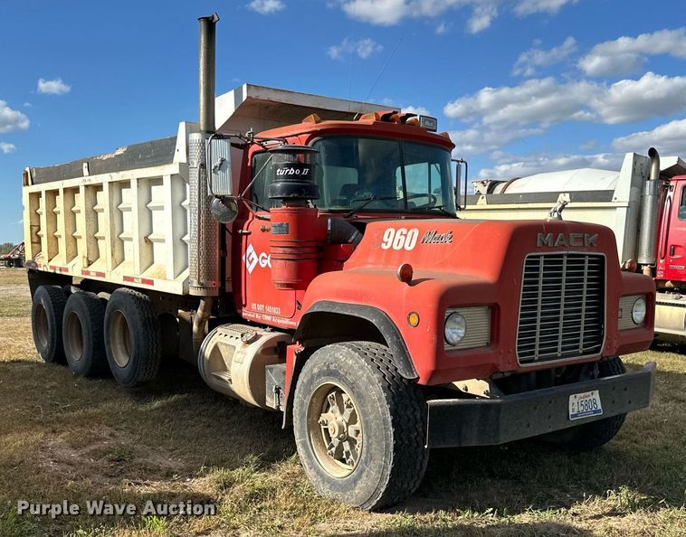 image for item DP8542 1990 Mack RD690S dump truck