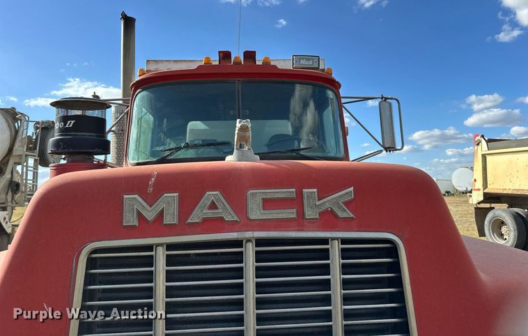 image for item DP8542 1990 Mack RD690S dump truck