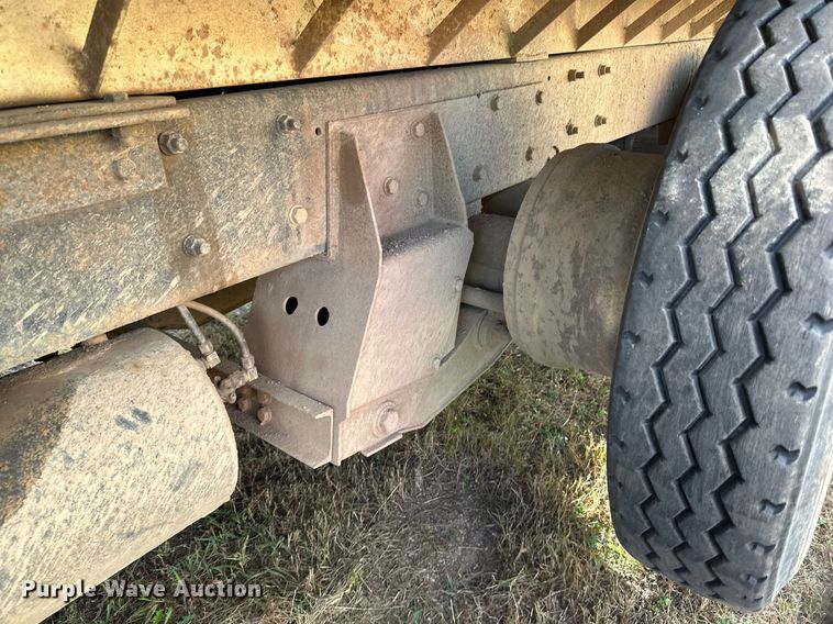 image for item DP8542 1990 Mack RD690S dump truck