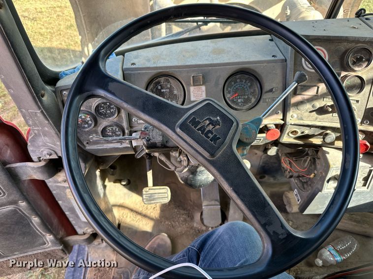 image for item DP8542 1990 Mack RD690S dump truck