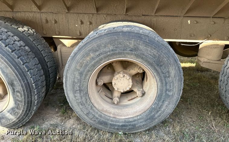 image for item DP8542 1990 Mack RD690S dump truck