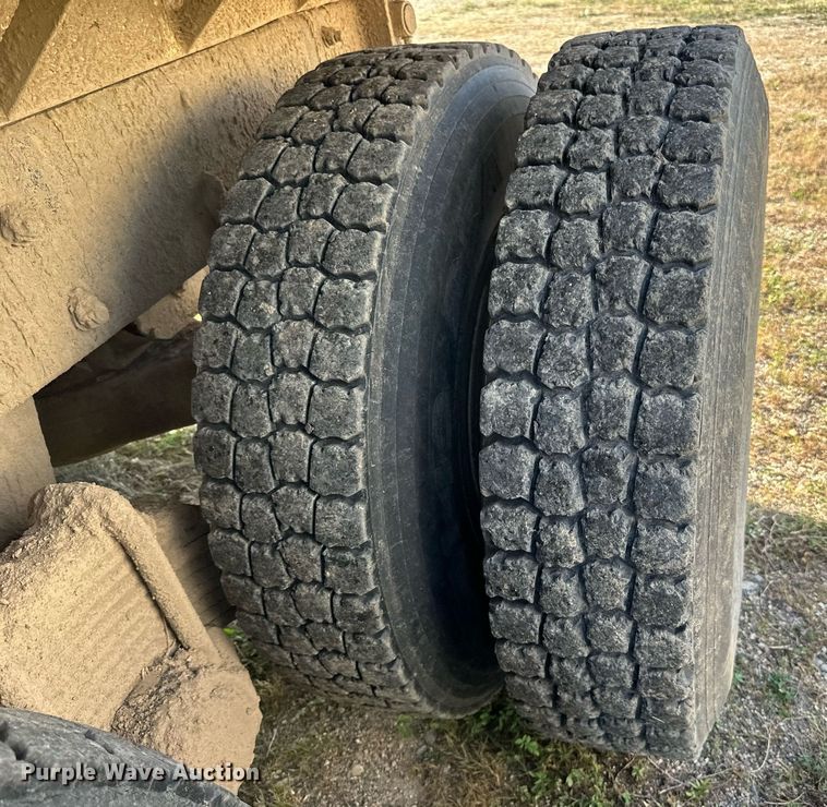 image for item DP8542 1990 Mack RD690S dump truck