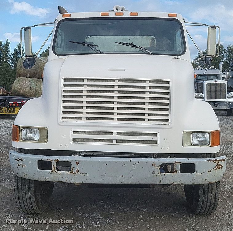 image for item DQ3691 1993 International  8100 water truck